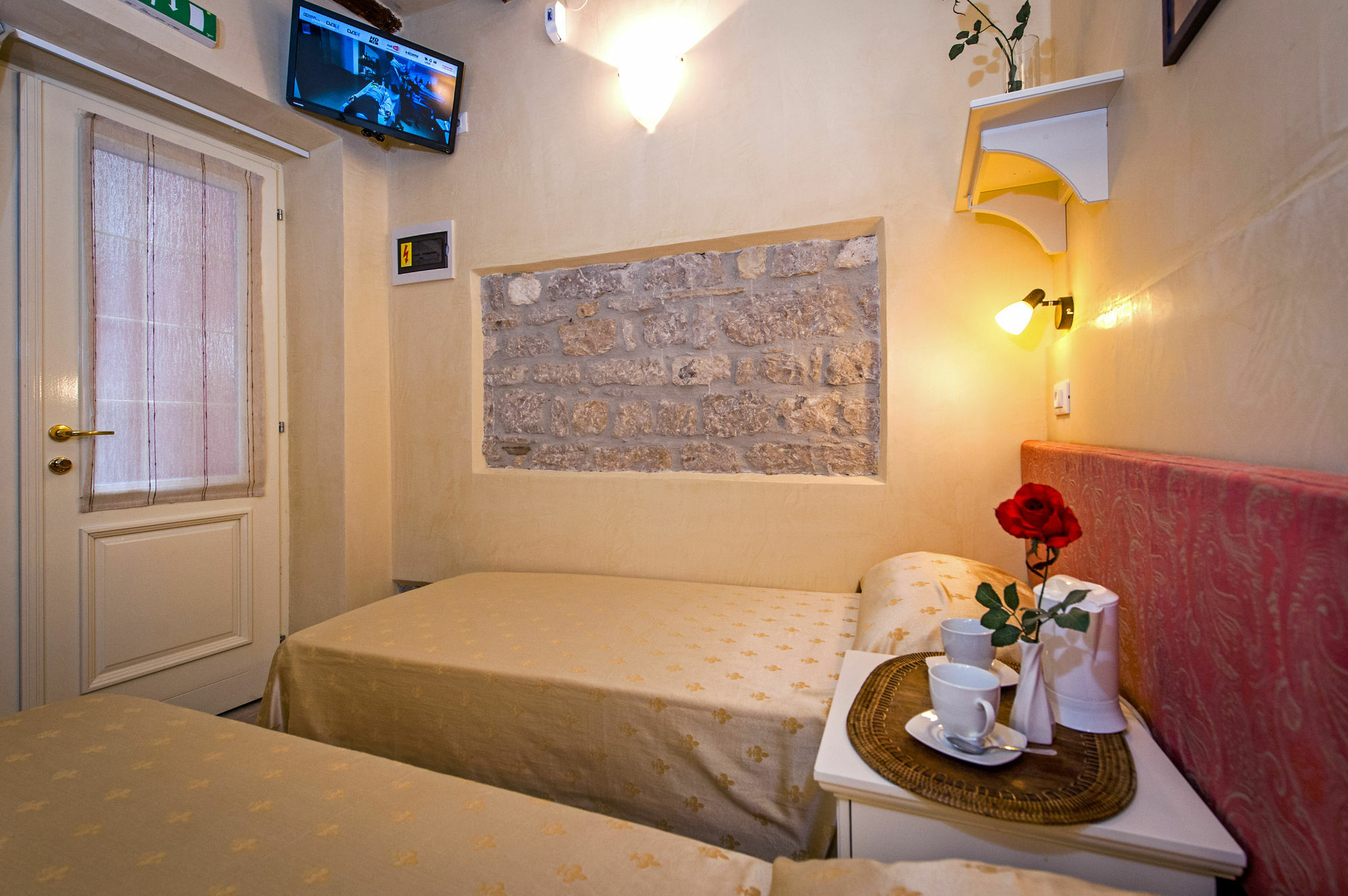 Guest House Sotto I Volti Centro Storico Ровинь Экстерьер фото